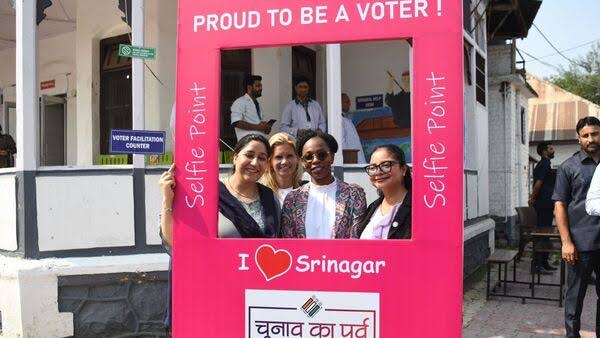 You are currently viewing Jammu and Kashmir Elections Marked by Varied Voter Turnout in Second Phase.